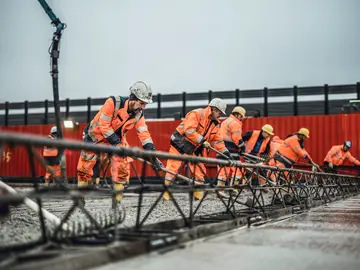 Teamarbeit bei Betonage der Innerstetalbrücke in Hildesheim